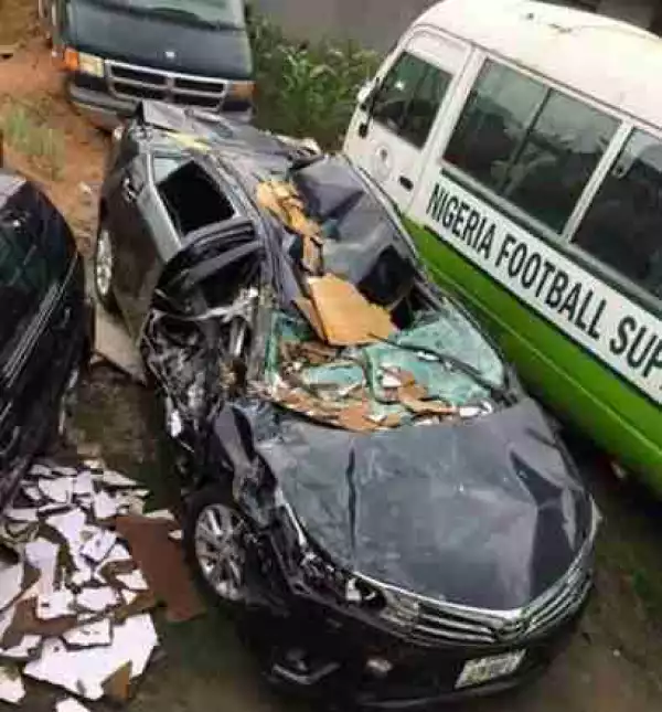 Man Came Out Alive From This Accident After Truck Fell On His Car (Photo) 